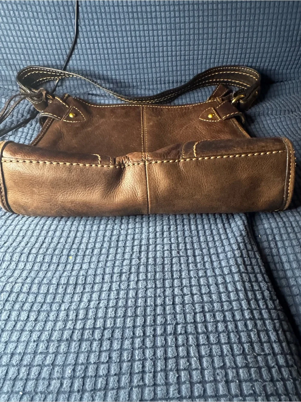Vintage Fossil leather shoulder purse, specifically Model 75082